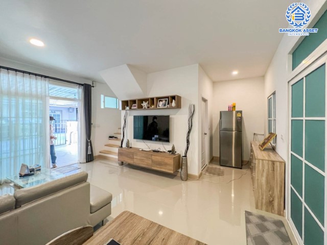 *****ทาวน์เฮ้าส์มือสองย่านนนทบุรี ม.กัสโต้ ราชพฤกษ์-พระราม5 เนื้อที่เกือบ 18 ตร.ว. ฟังก์ชัน 3 ห้องนอน 2 ห้องน้ำ 2 ที่จอดรถ บนทำเลแห่งการเดินทาง เพียงไม่ถึง 15 นาทีก็ถึงรถไฟฟ้าสายสีม่วง "สถานีแยกติวานนท์" ใกล้ทางด่วน "ศรีรัชใหม่" จองด่วน!